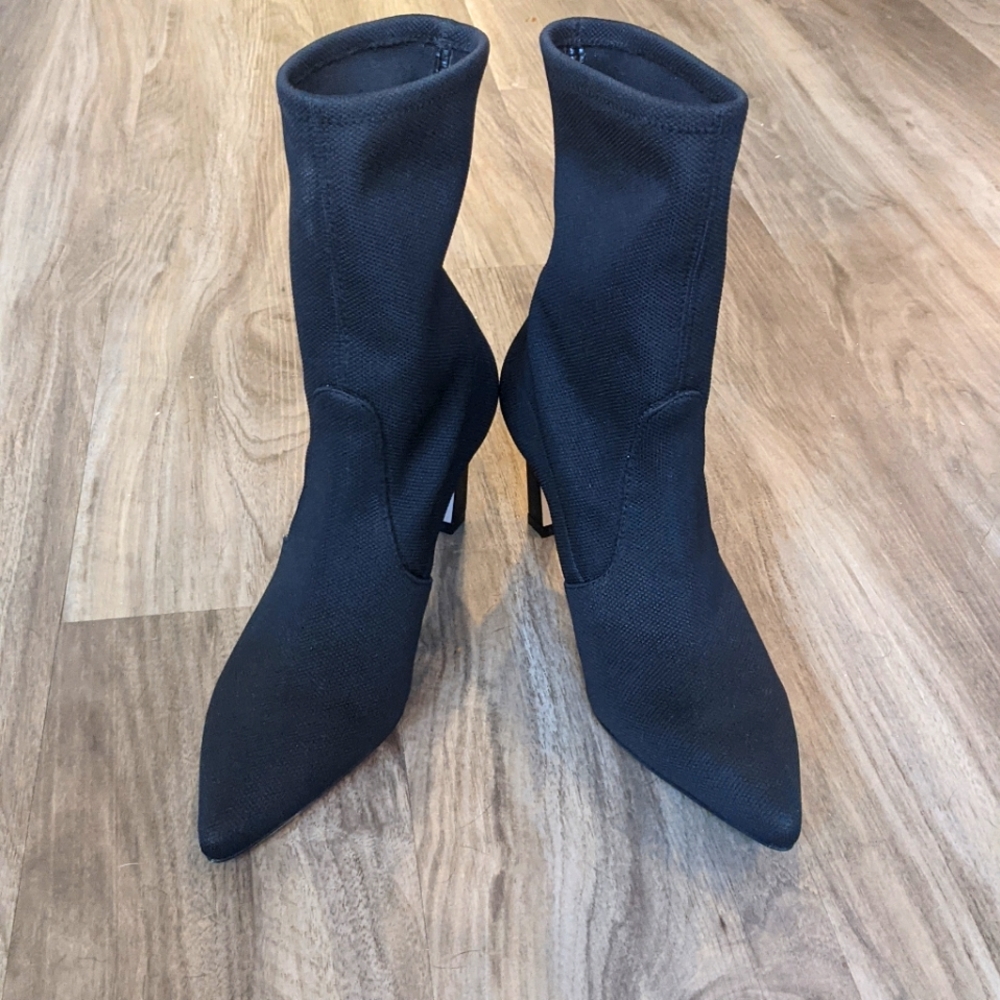 NWOT Stuart Weitzman Kitten Heeled Booties